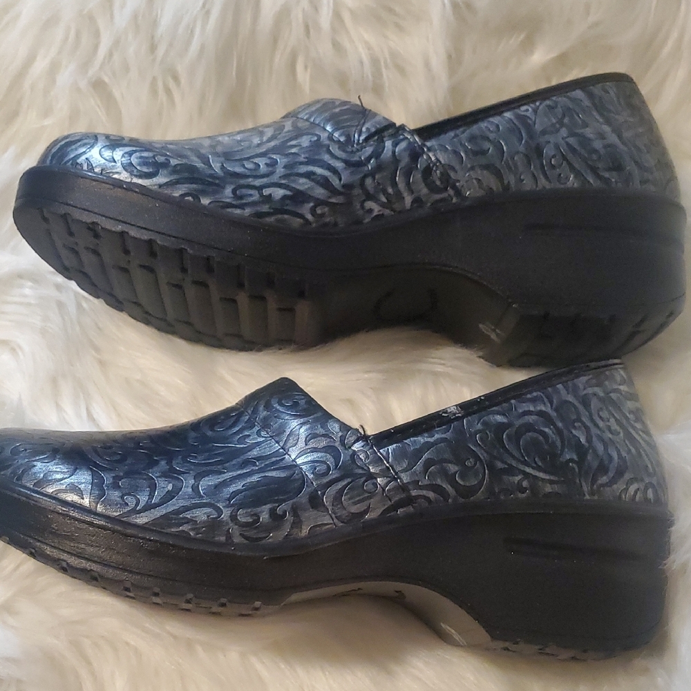 Black And Silver Patterned Clogs - image 7
